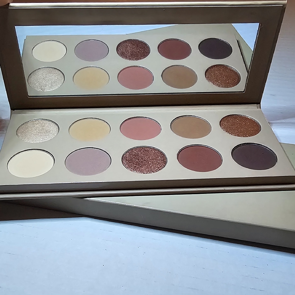 Luxurious Eyeshadow Palette with Mirror